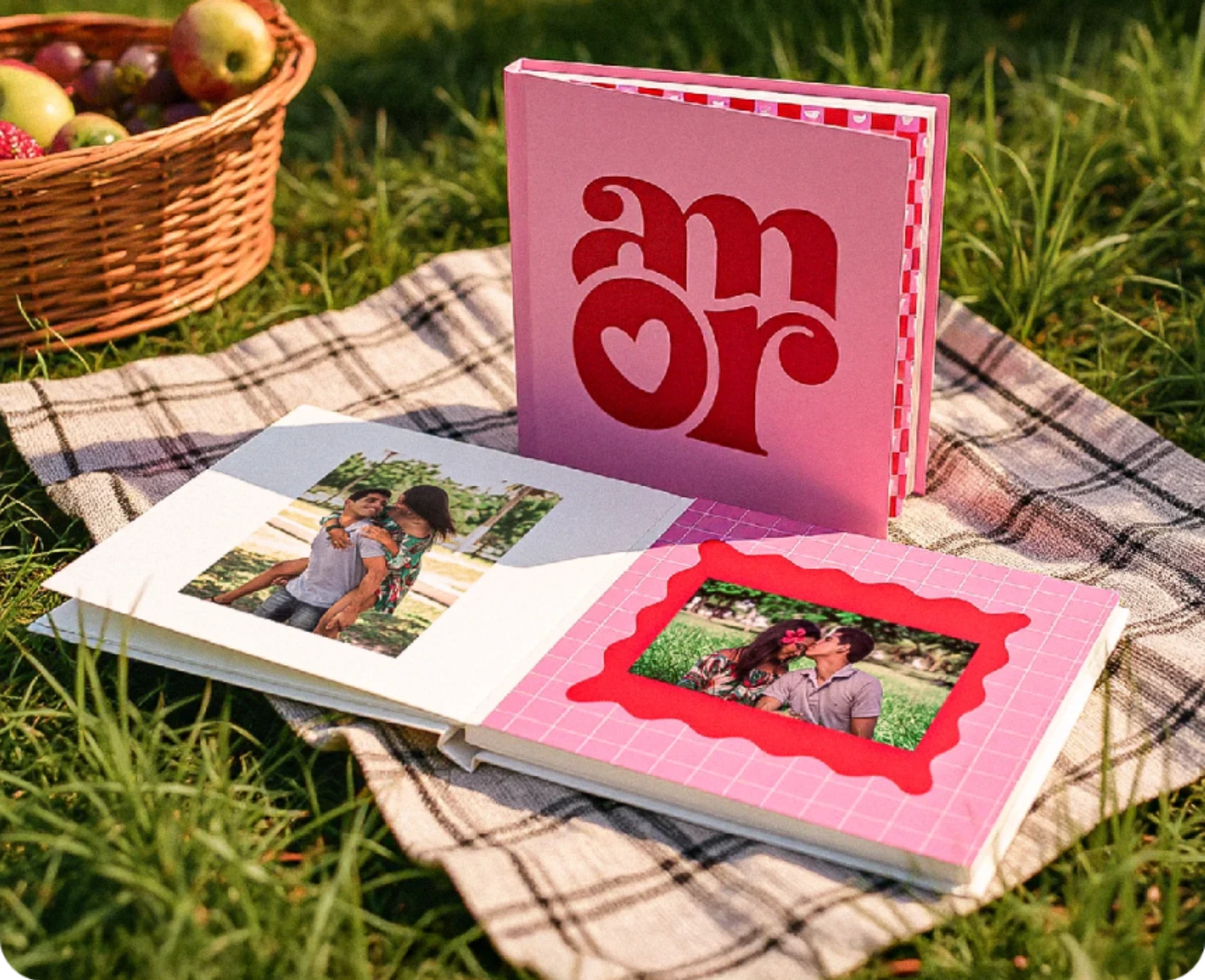 Pessoa segurando fotolivro com foto de mulher sorrindo ao ar livre, com a frase “Eu amo o Norte” escrita no canto da imagem