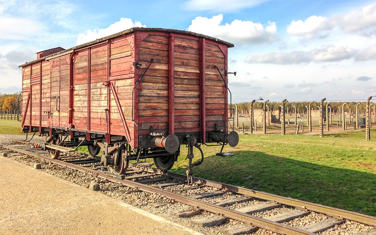 Lestavagn á teinum í Auschwitz II-Birkenau, Póllandi.