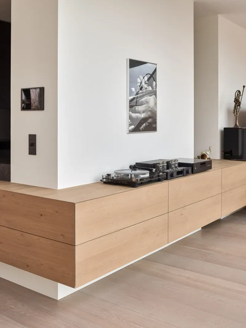 Weißer Küchenblock in schön ausgelauchtetem Esszimmer.