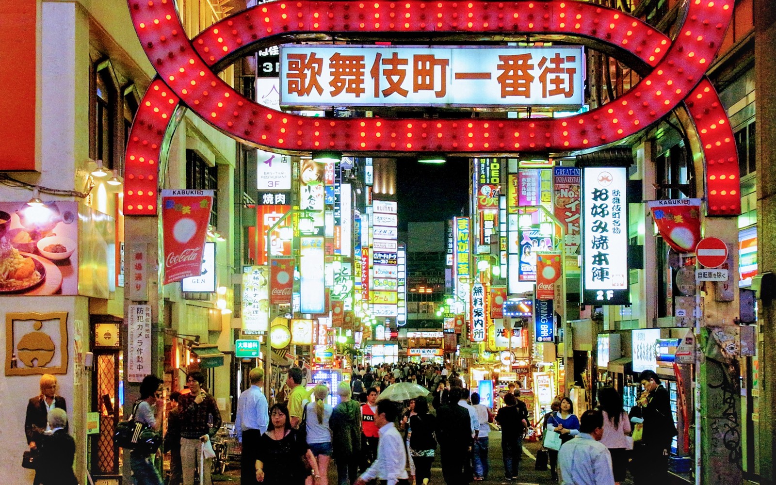 东京新宿歌舞伎町娱乐场所霓虹灯街景。