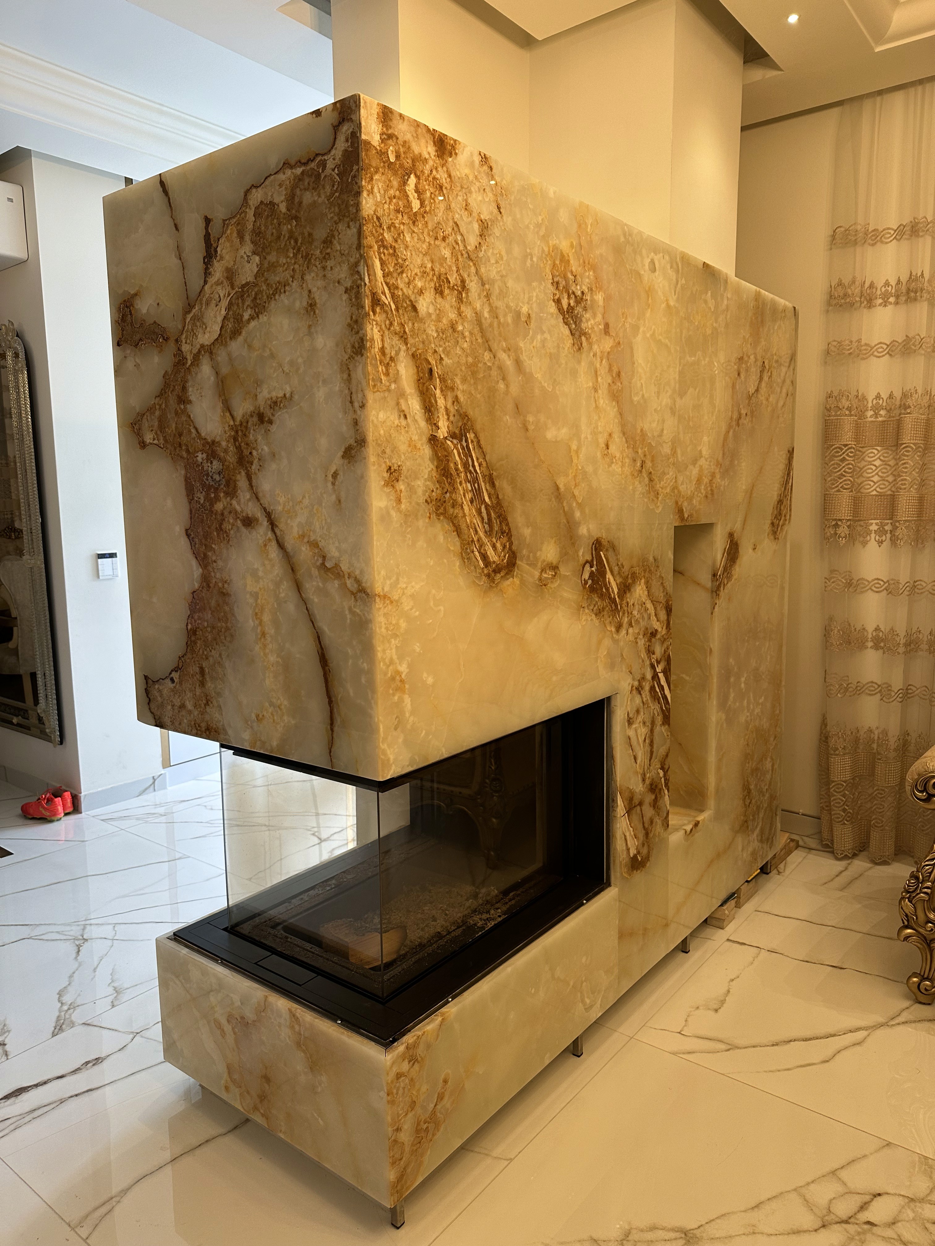 Kaminverkleidung aus Onyx Spider White gefertigt von Uniiqo Naturstein