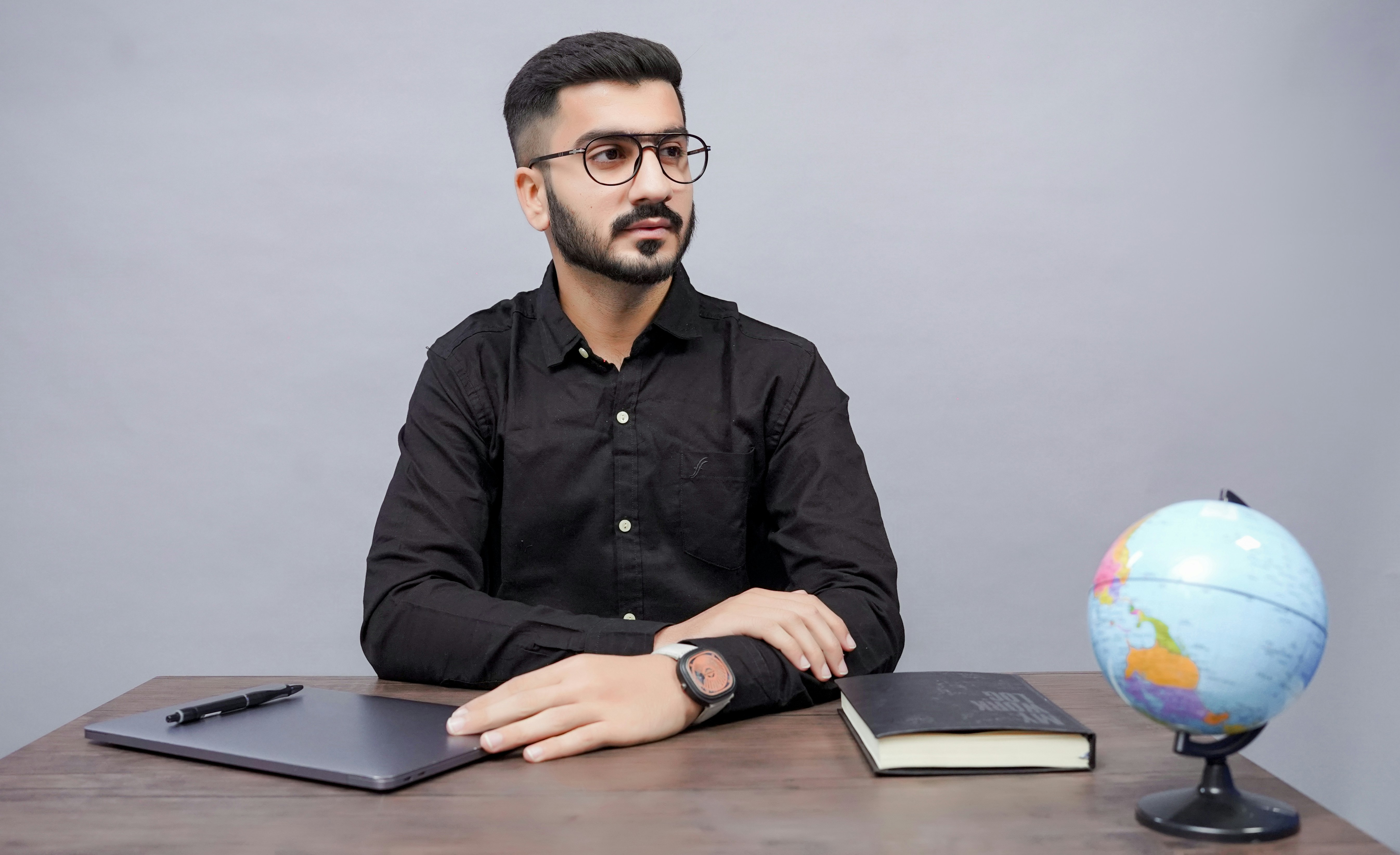 mężczyzna w czarnej koszuli i okularach, współpracujący z naszą agencją
