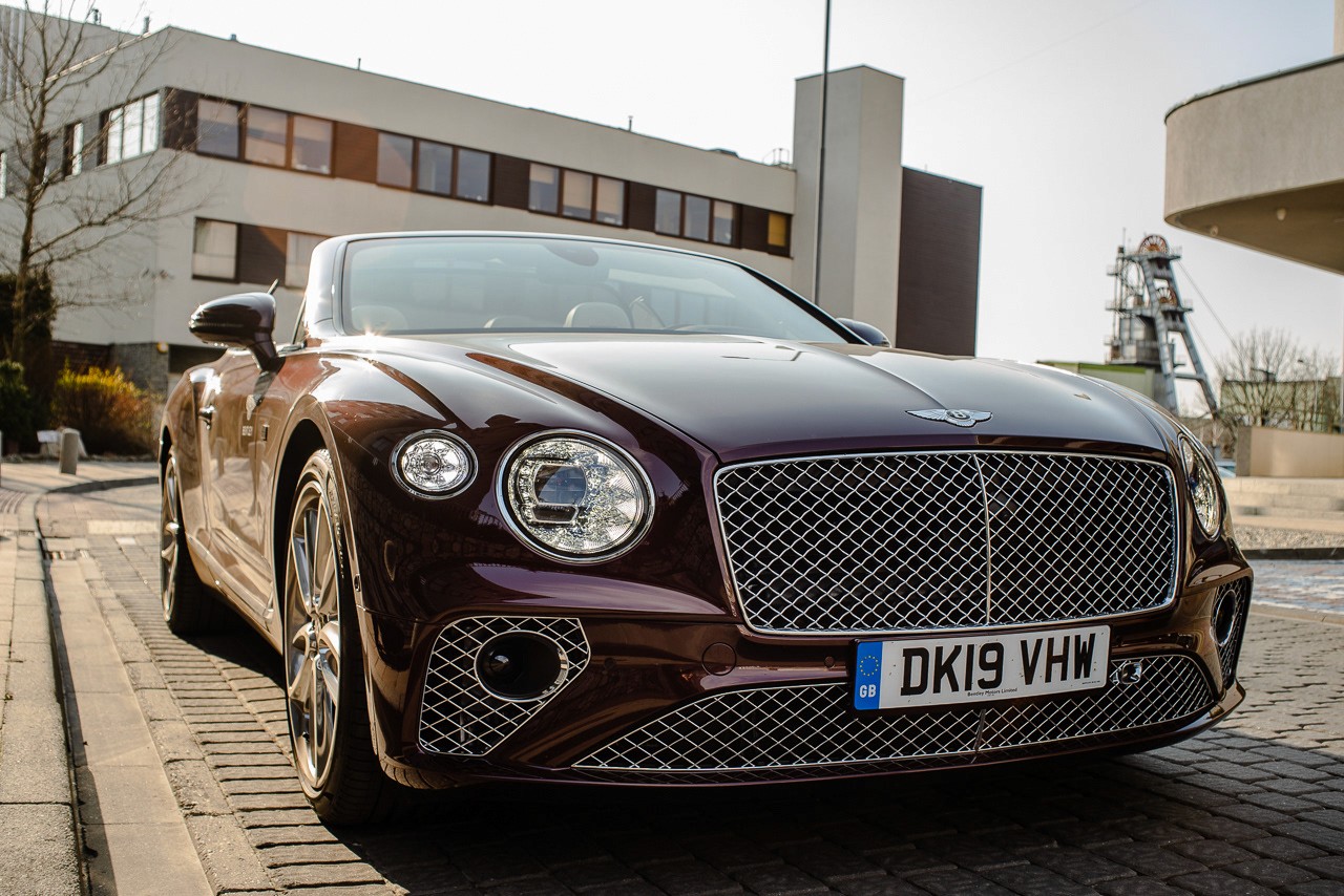 samochód Bentley z frontu w dzień