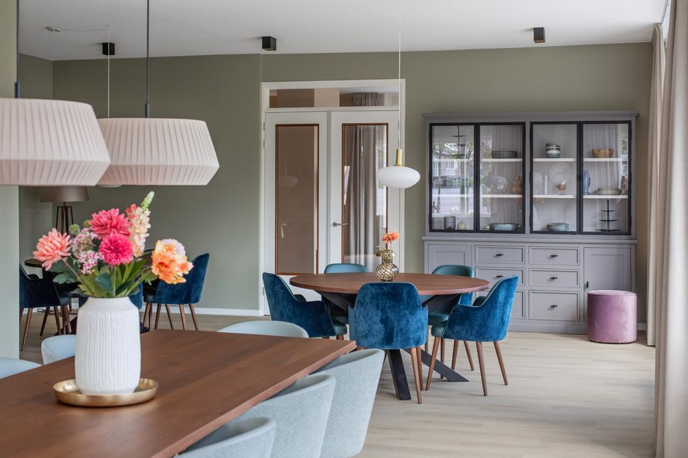 woonkeuken ouderenzorg hardinxveld met blauwe stoelen 