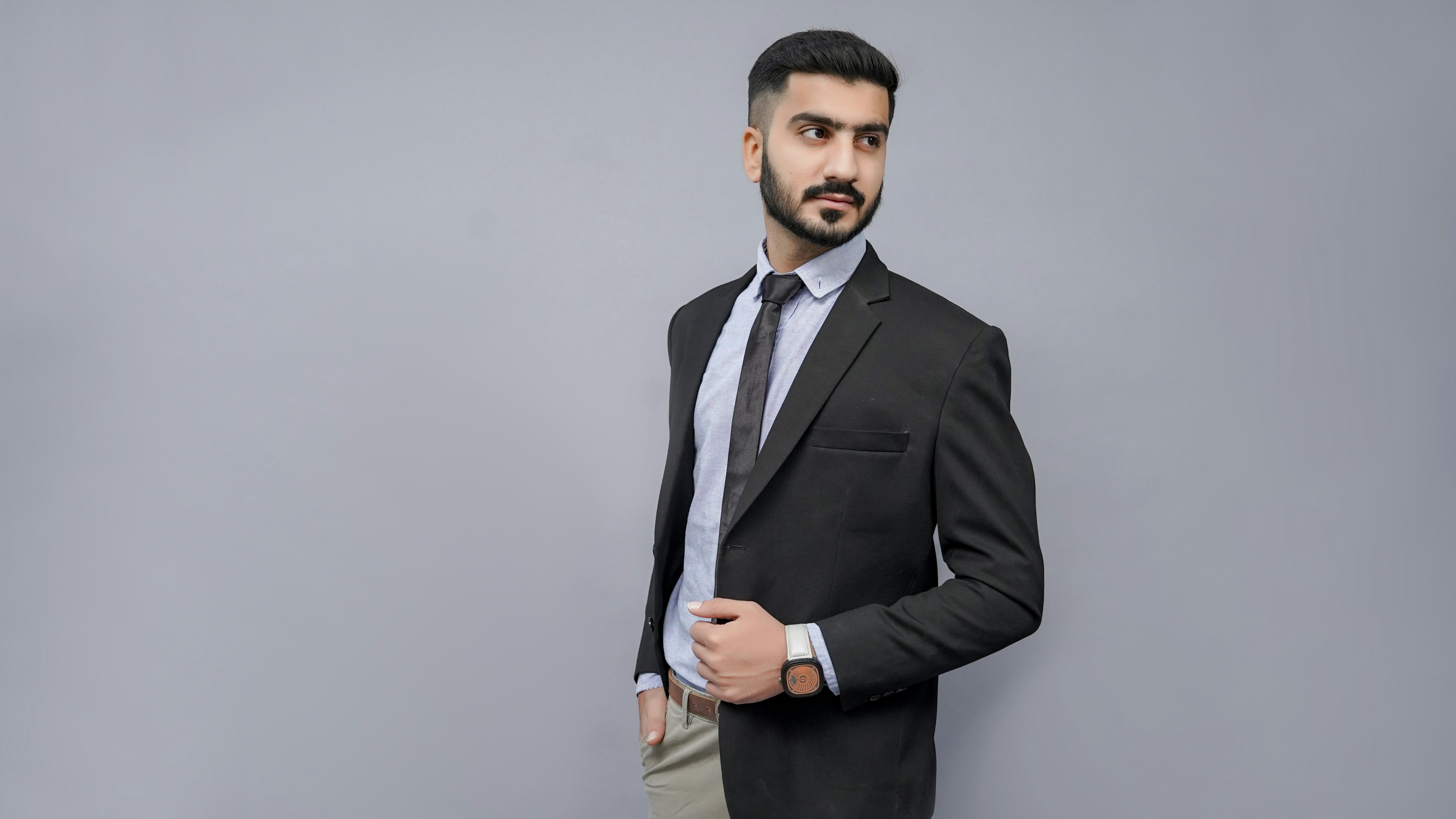 profesjonalista w garniturze