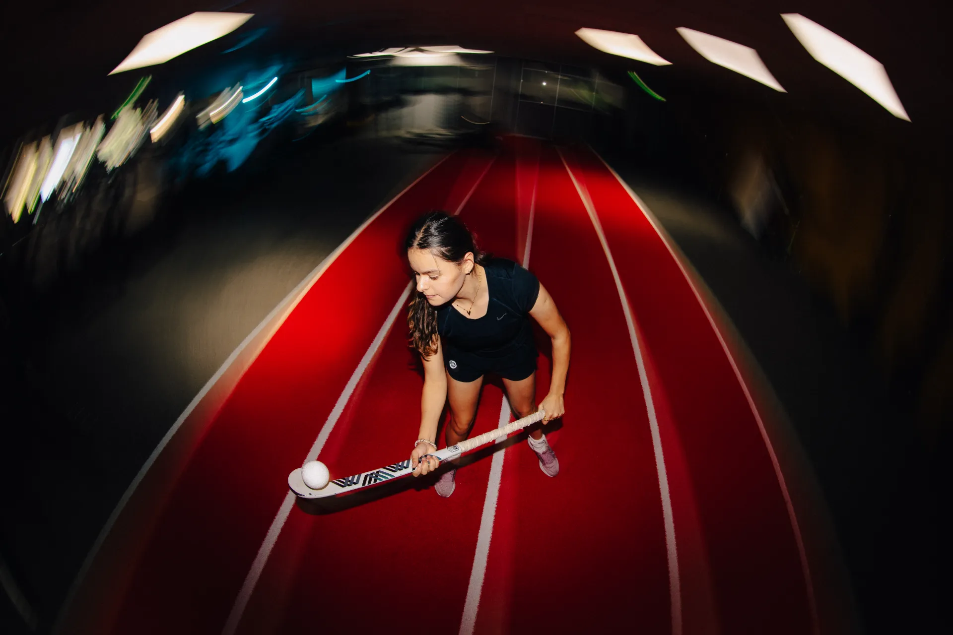 Hockeyspeler duwt een sled over de sprintbaan