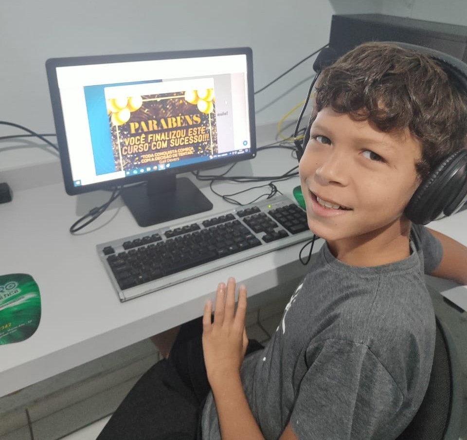 Garoto no computador