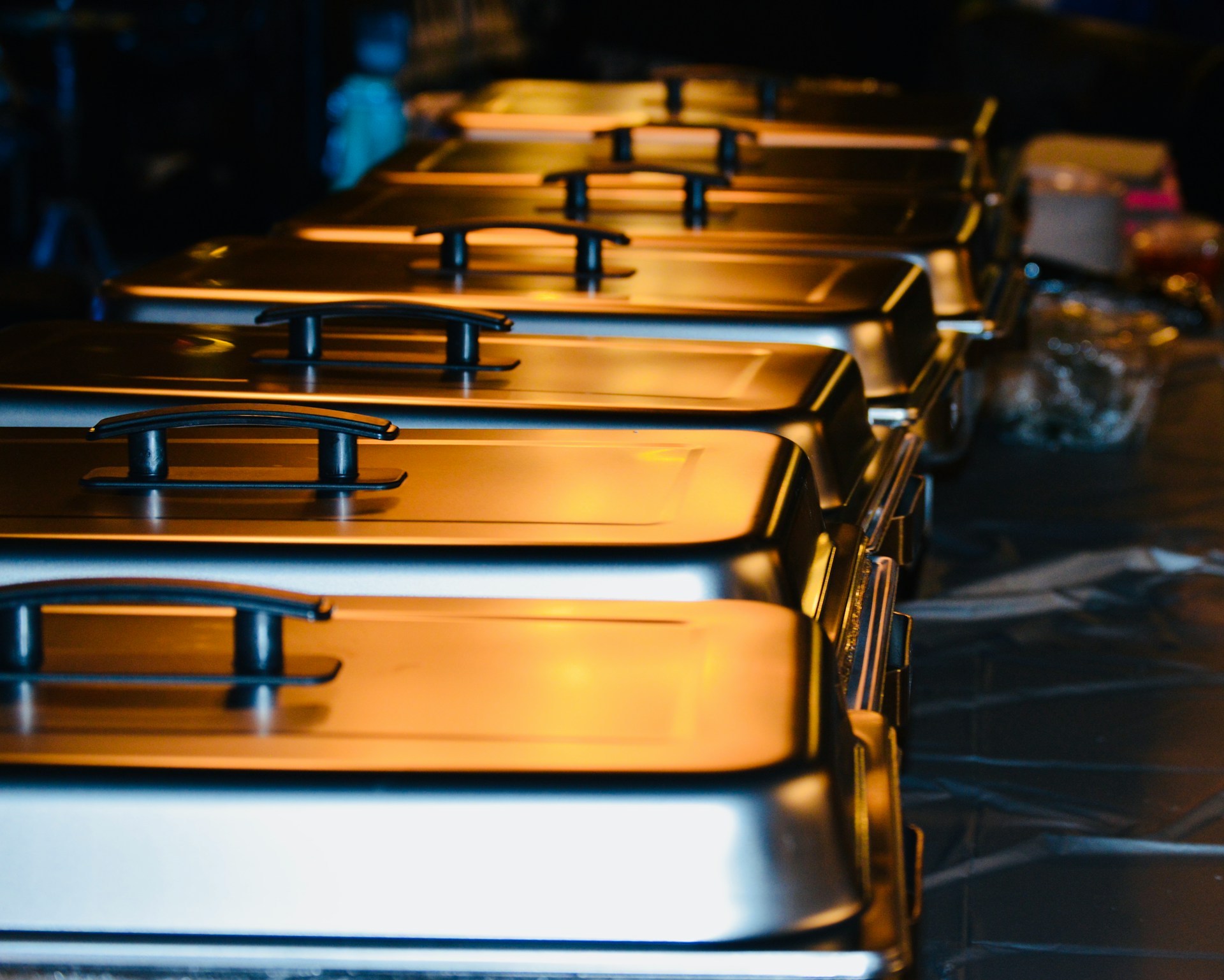 Professionelle Buffet-Ausstattung: Edle Chafing-Dishes halten die Speisen für eure Firmenfeier oder Hochzeit in Baden-Württemberg perfekt warm.