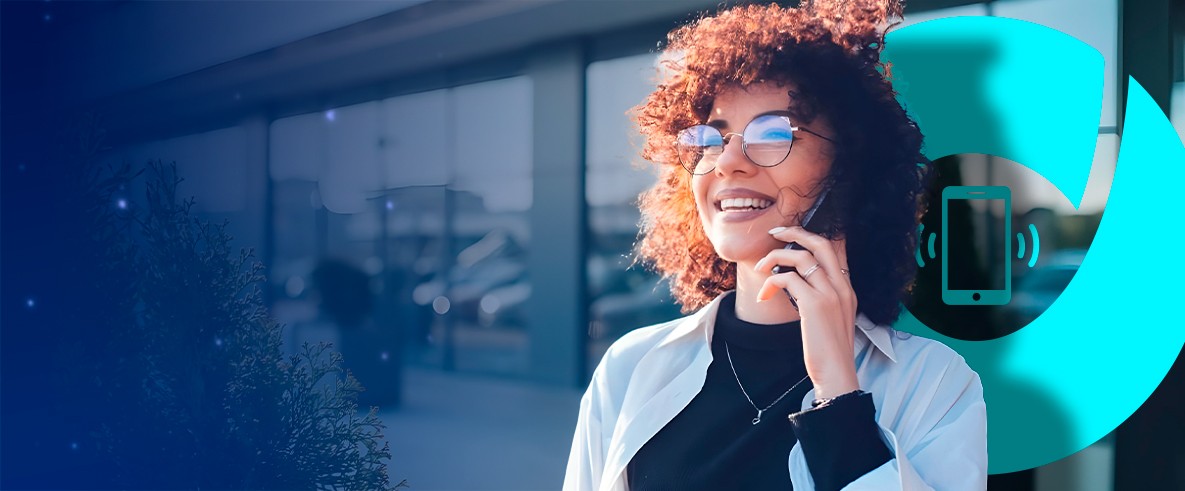 Imagem de mulher em uma chamada de celular