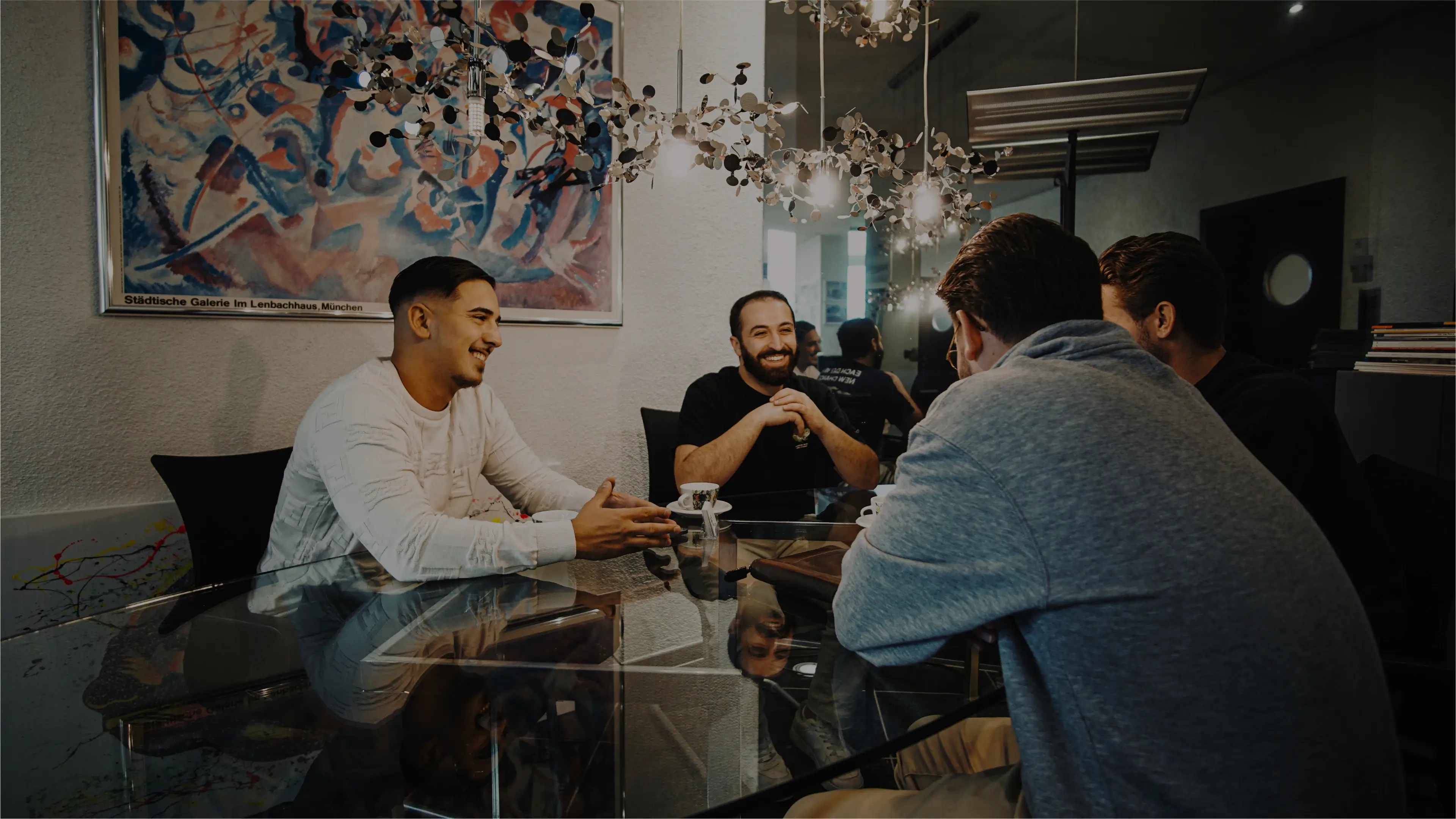 Team-Besprechung am Tisch.