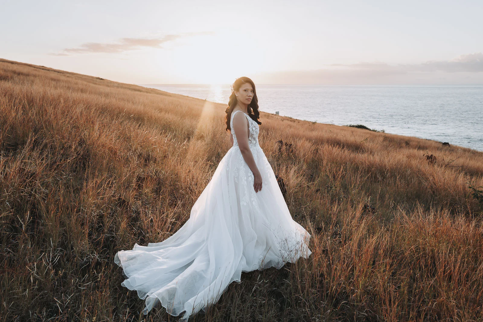 Mariée marchant seule dans les hautes herbes — Mariage Réunion | David Dijoux