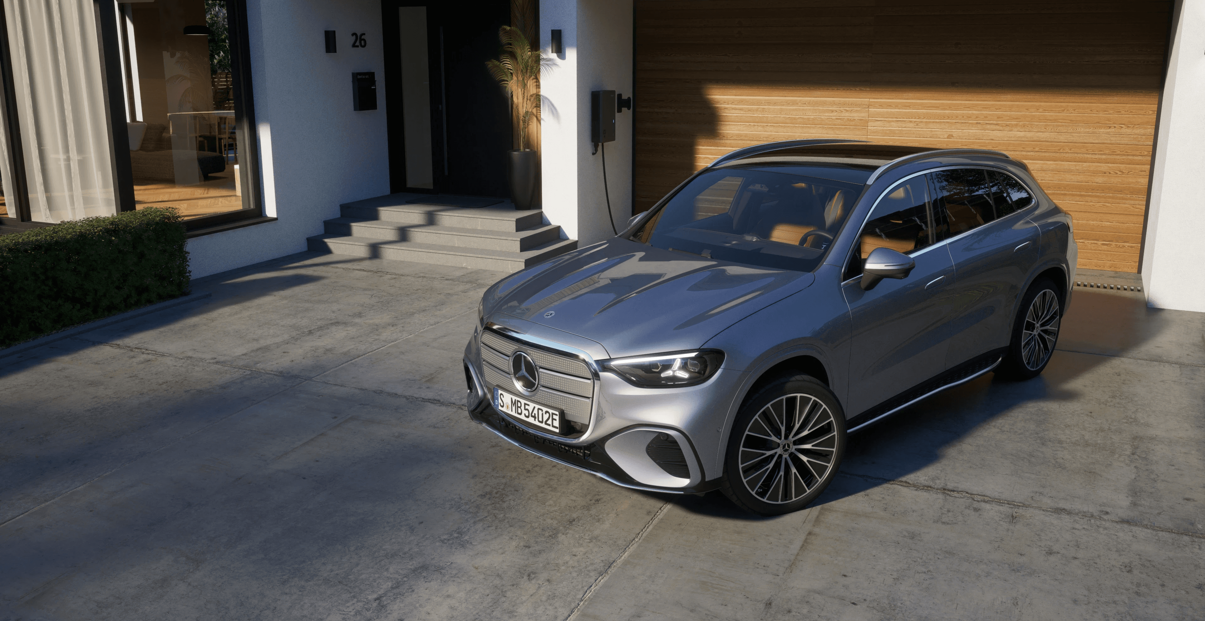 Mercedes-Benz GLC laedt in Einfahrt an der Wallbox