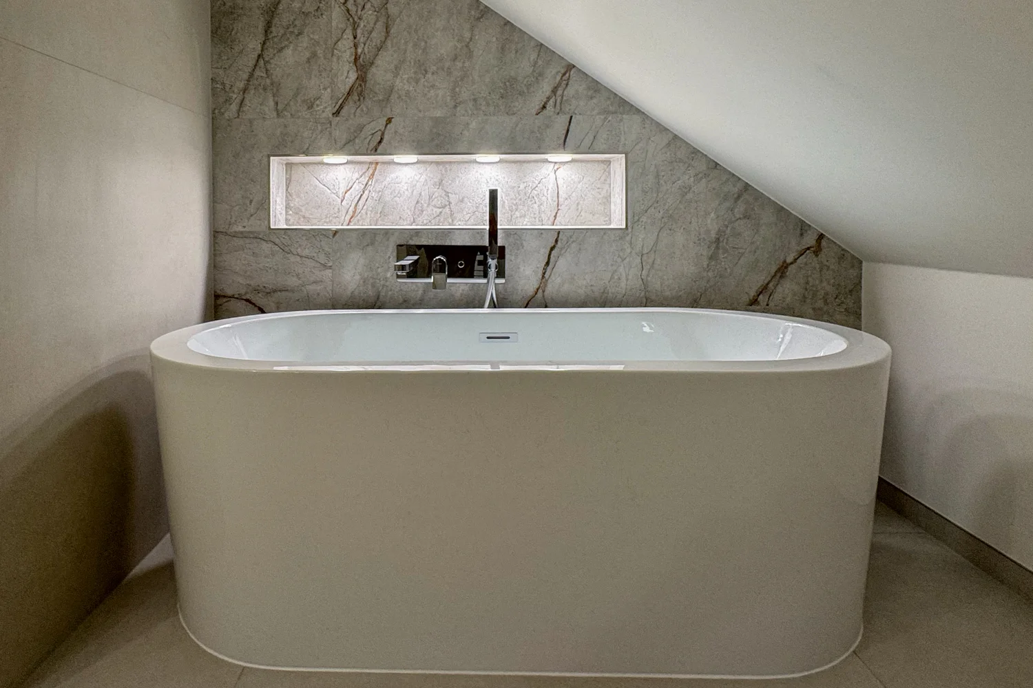 Exklusives Badezimmer mit freistehender Badewanne in Köln