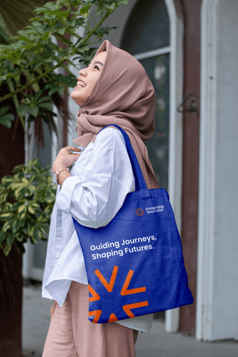 Vrouw met Blauwe Emigratie Specialist tas met slogan.