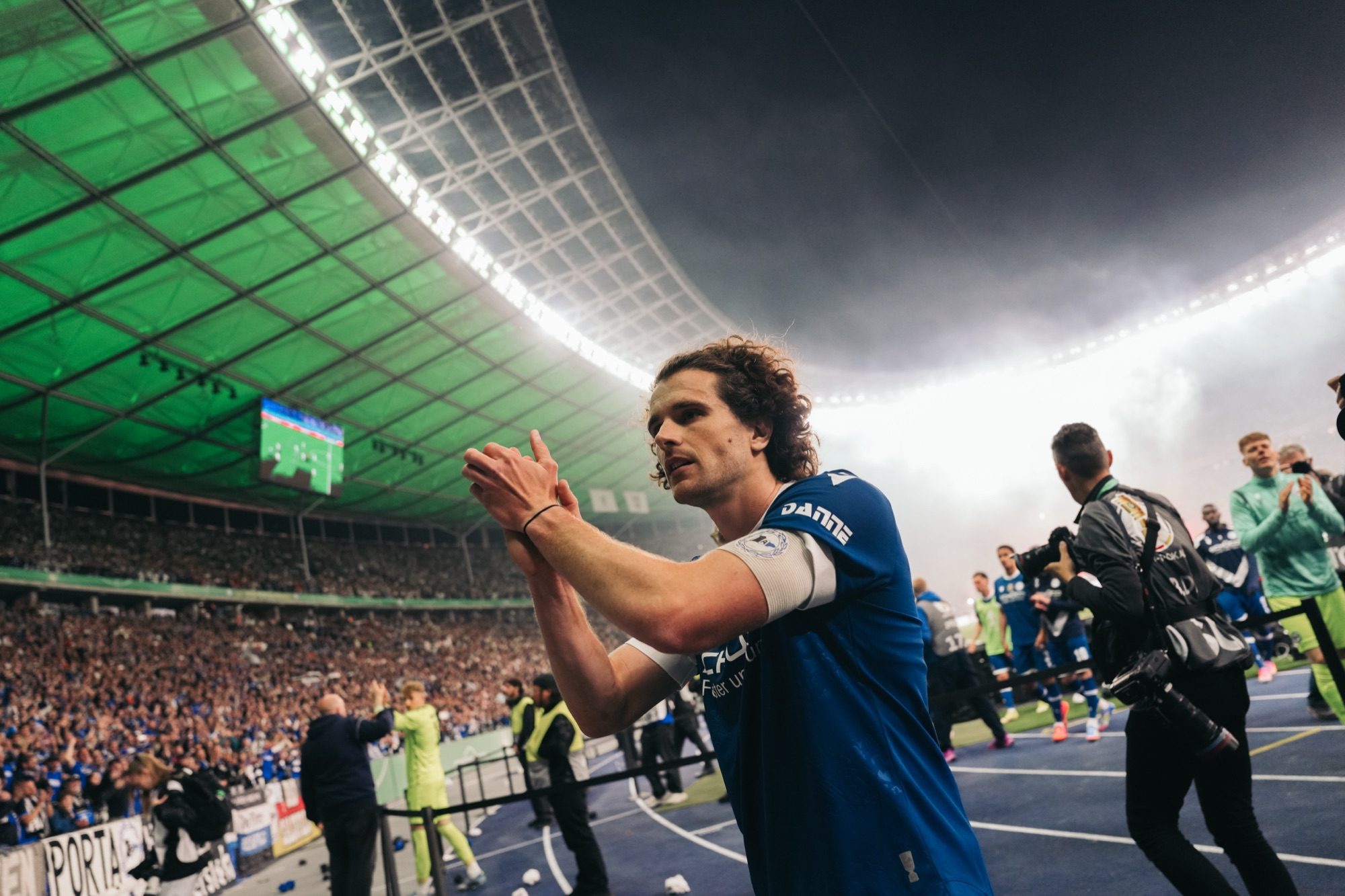 Spieler von Arminia Bielefeld applaudiert den Fans im Olympiastadion