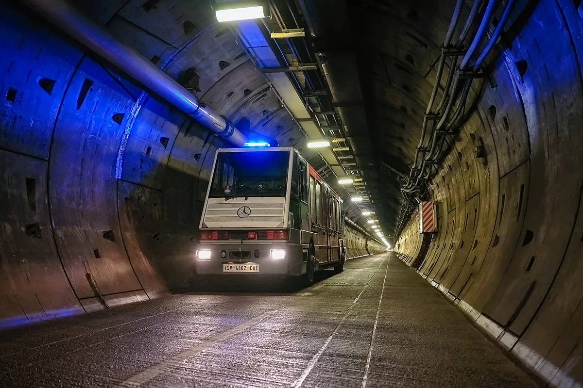 clichés d'un véhicule de secours dans les couloirs techniqe Eurotunnel