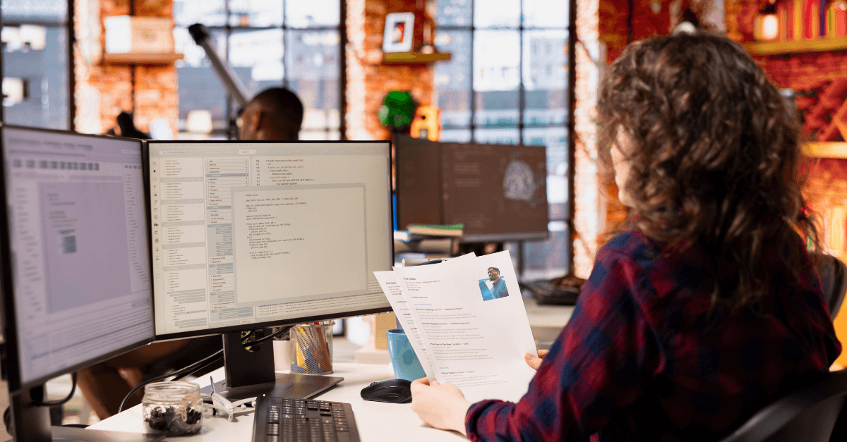 HR-Teammitglied sitzt vor dem Computer und sichtet Lebensläufe