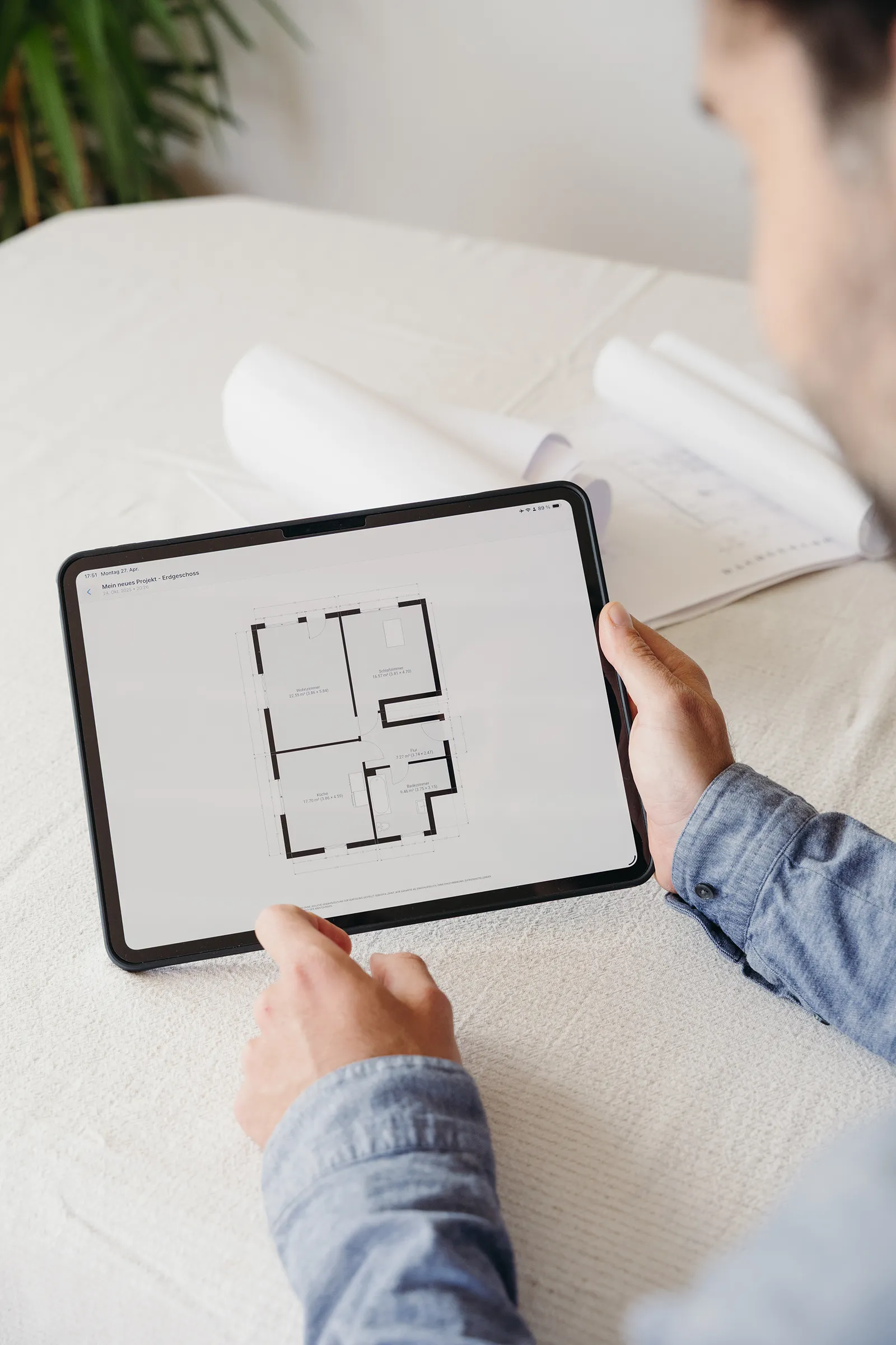 Digitaler Gebäudegrundriss auf einem Tablet zur Planung energetischer Sanierungsmaßnahmen und Energieberatung.