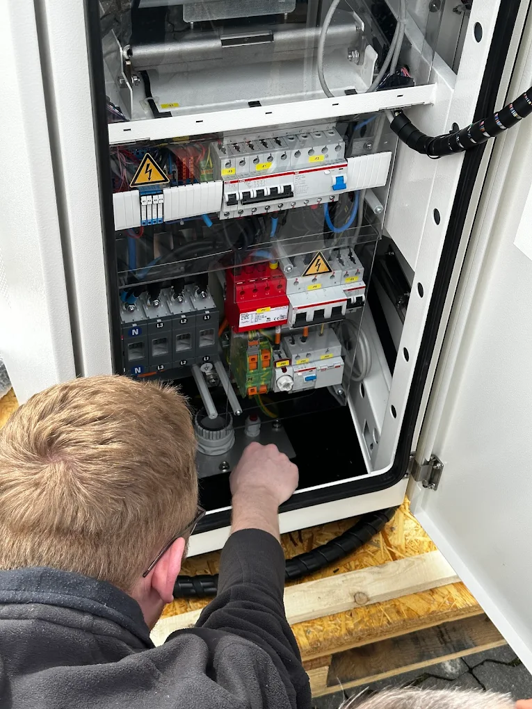 Mitarbeiter bei Arbeiten an einer elektrischen Schaltanlage