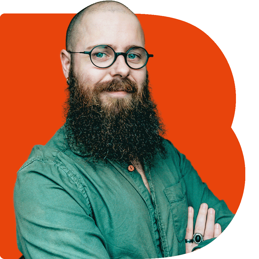 Photo du graphiste dans un B rouge