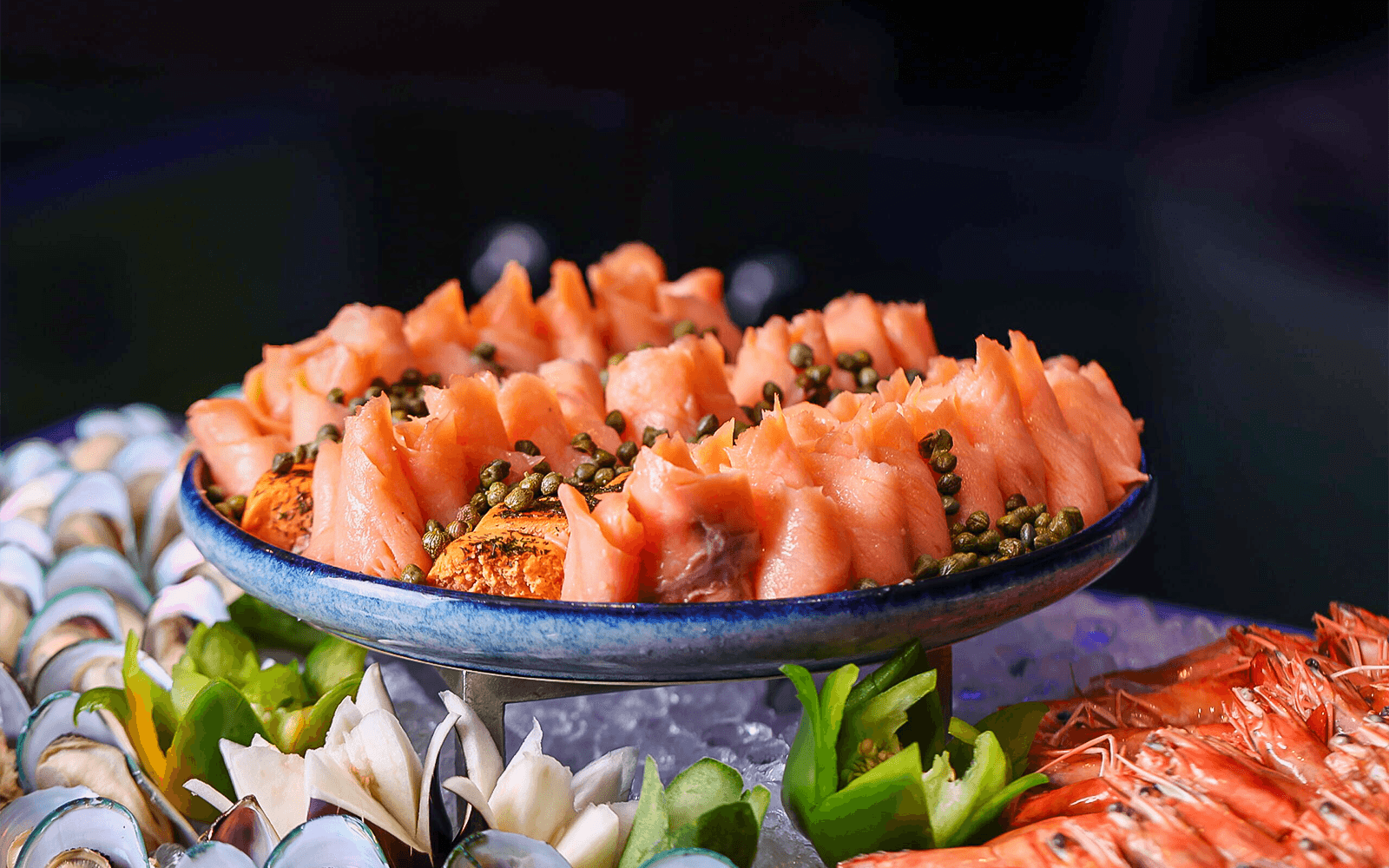 Gerookte zalm met kappertjes op een schaal, onderdeel van de Petronas Twin Towers eetervaring.