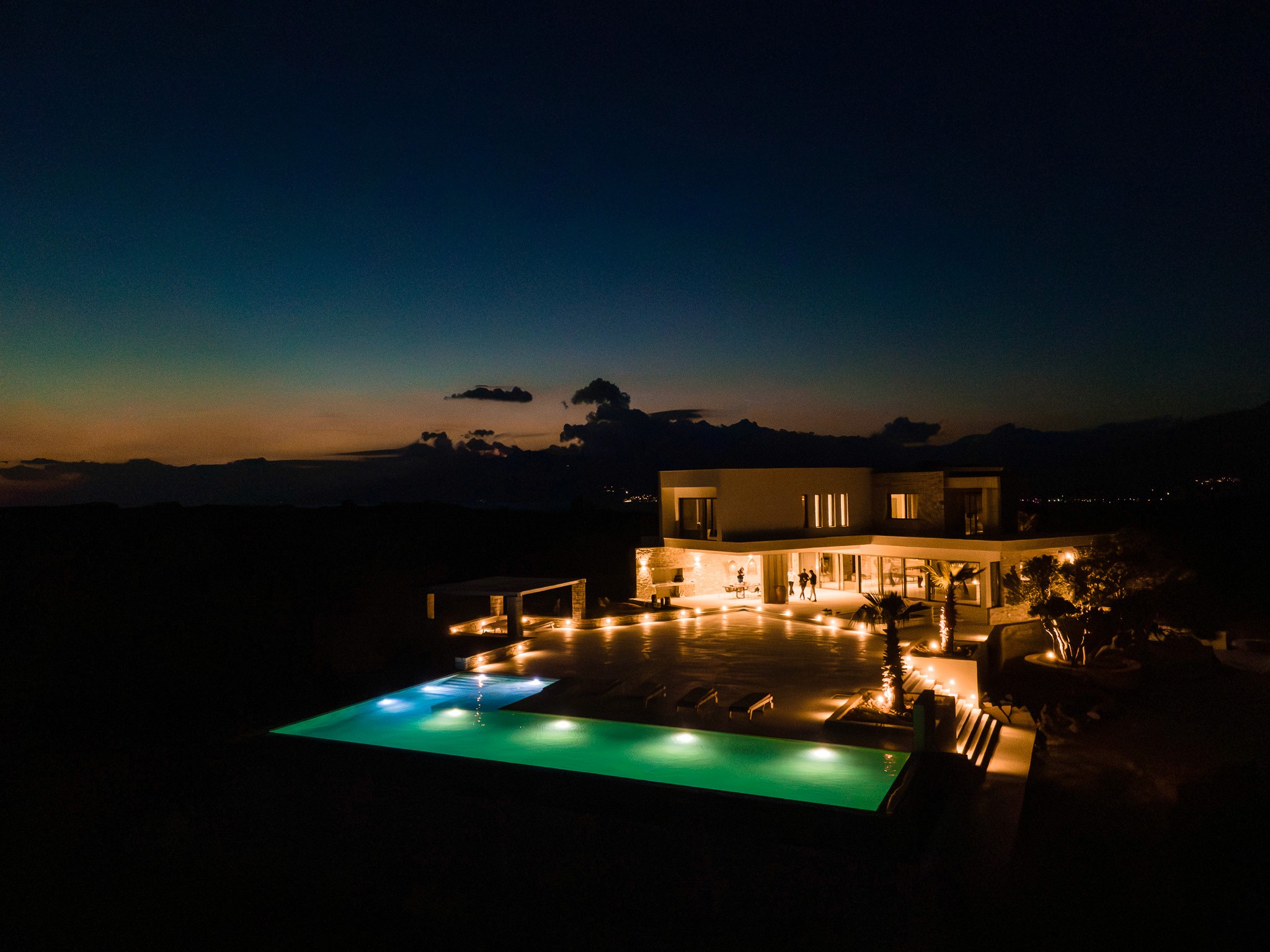 Beleuchtete Luxusvilla mit Pool bei Nacht – Exklusive Ferienunterkunft auf Kreta mit traumhaftem Ambiente
