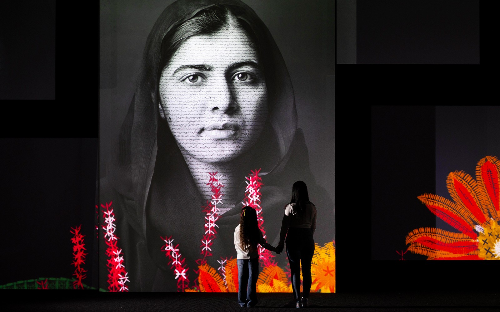 بازدیدکنندگان در حال مشاهده یک پرتره بزرگ در نمایشگاه نگارخانه ملی پرتره Frameless.