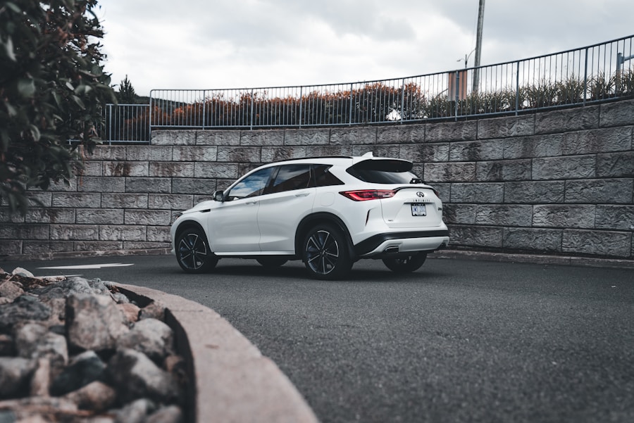 Hvid SUV parkeret på vej