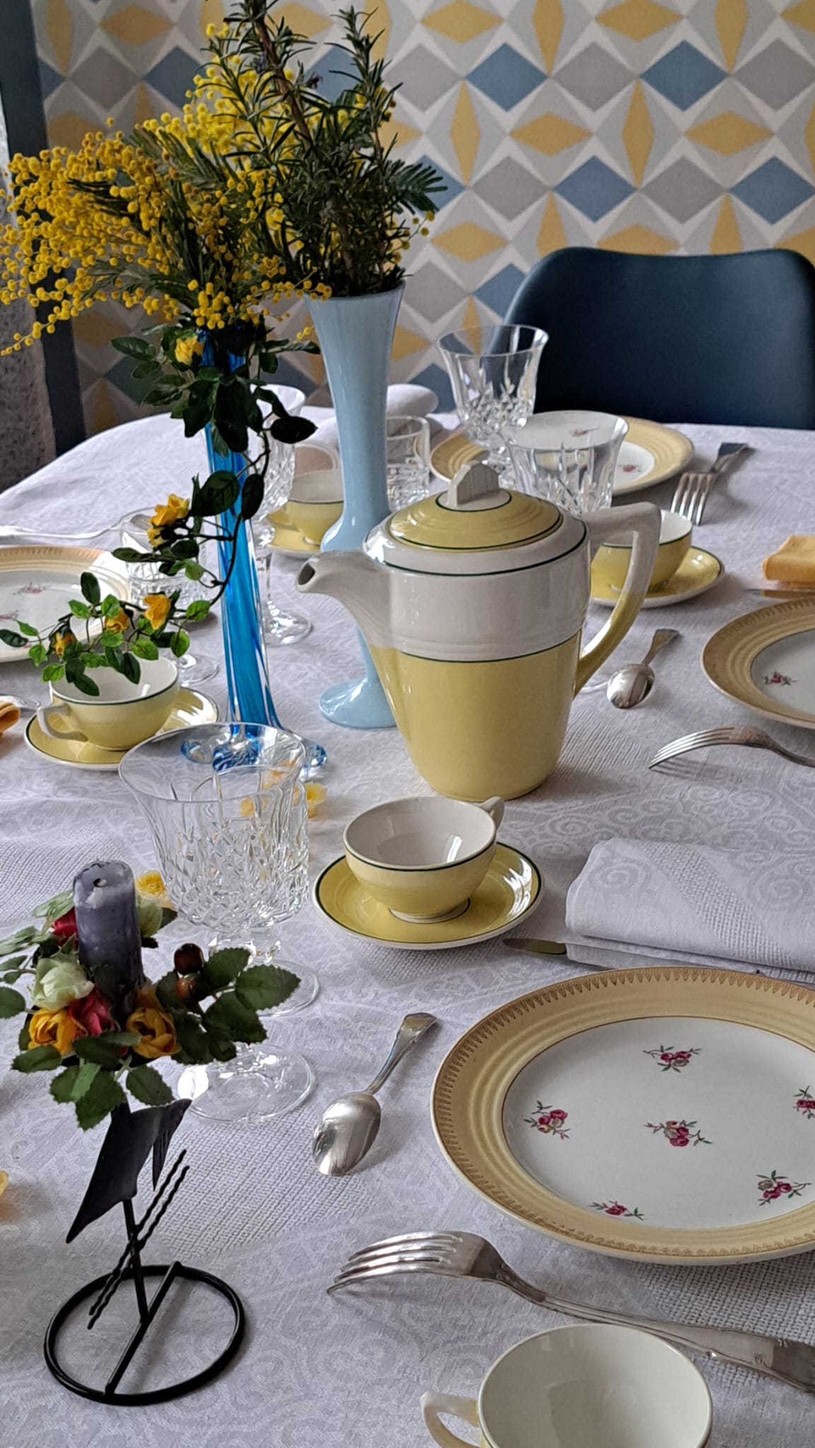 Image d'une disposition de table avec thème jaune.