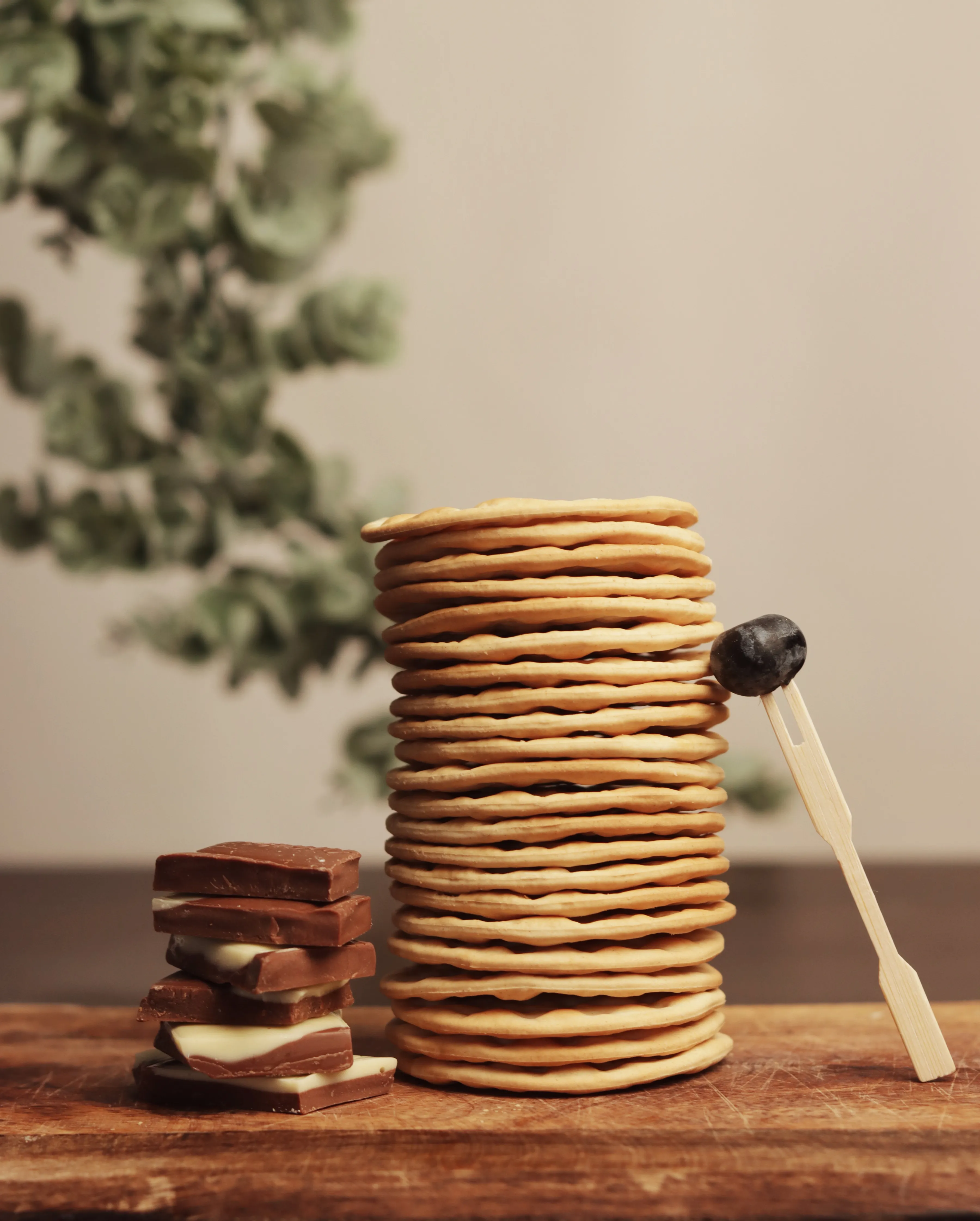Torre de galletas y chocolate con utensilios de madera