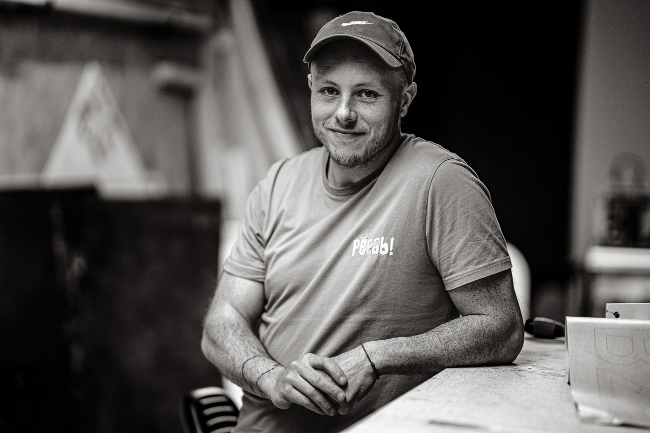 Portrait en noir et blanc de Yann dans l’atelier Pécab!