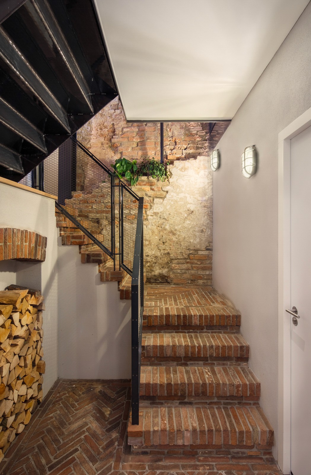 Positive Space, Madonna - trap naar toilet