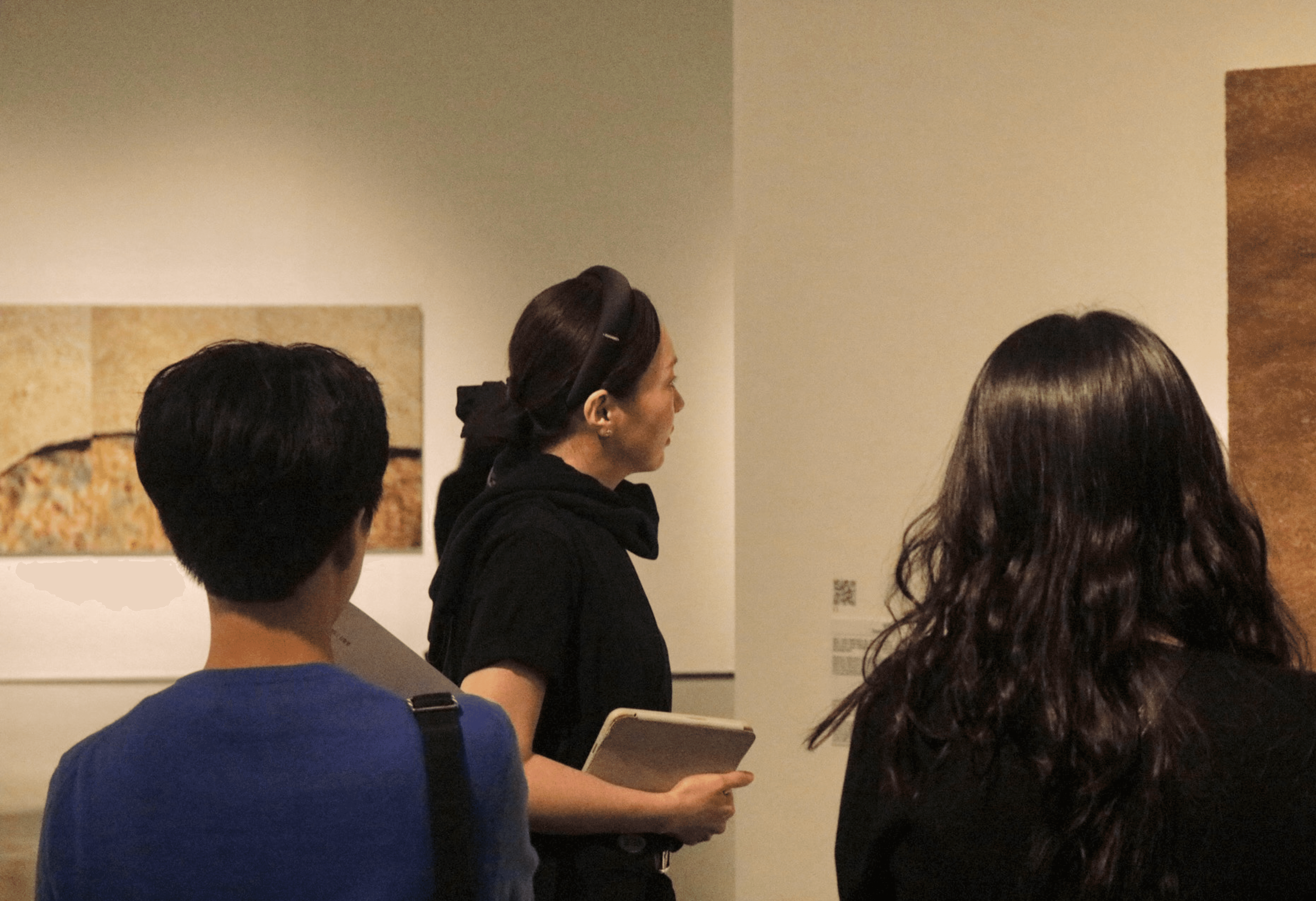 팀원들과 함께 경기도미술관 내 '기다림이 끝나는 날에도' 전시를 둘러보는 김영은 대표