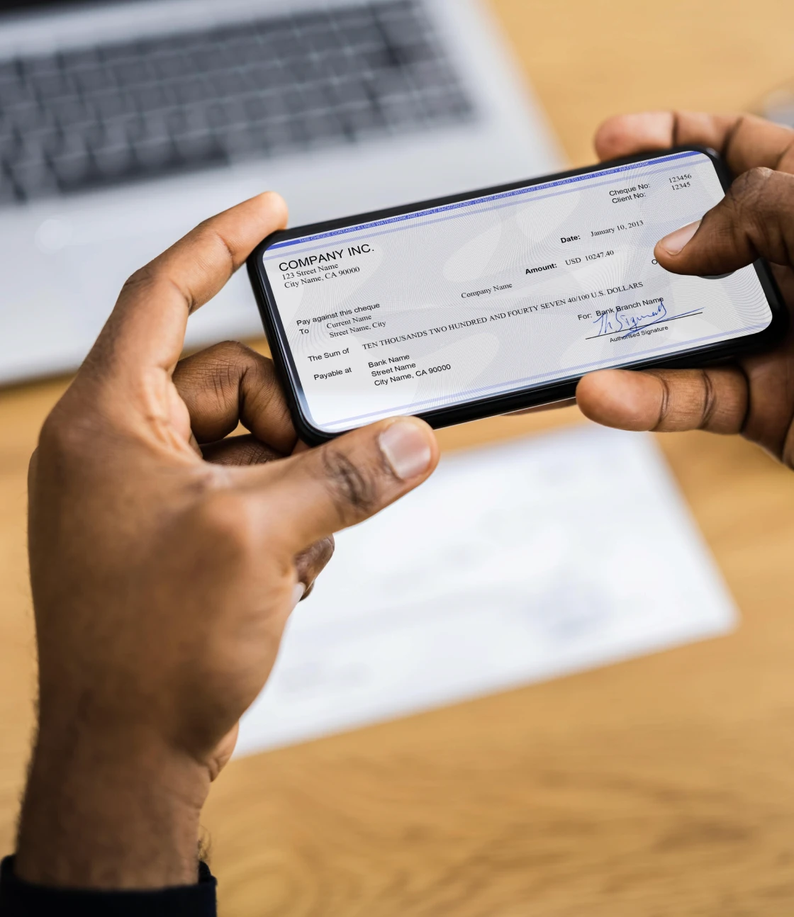 Pessoa utiliza smartphone para digitalizar documento e extrair informações