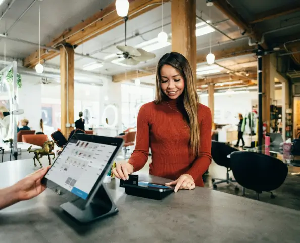 Mulher realizando pagamento por cartão de crédito
