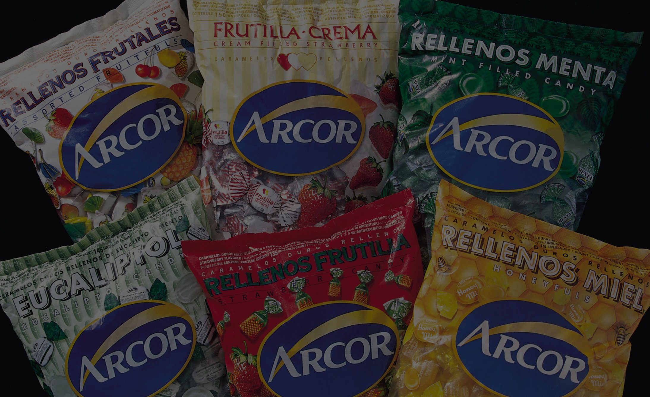 Six colorful Arcor candy bags on a black background, featuring flavors like strawberry, mint, honey, and eucalyptus. The tone is vibrant and appealing.