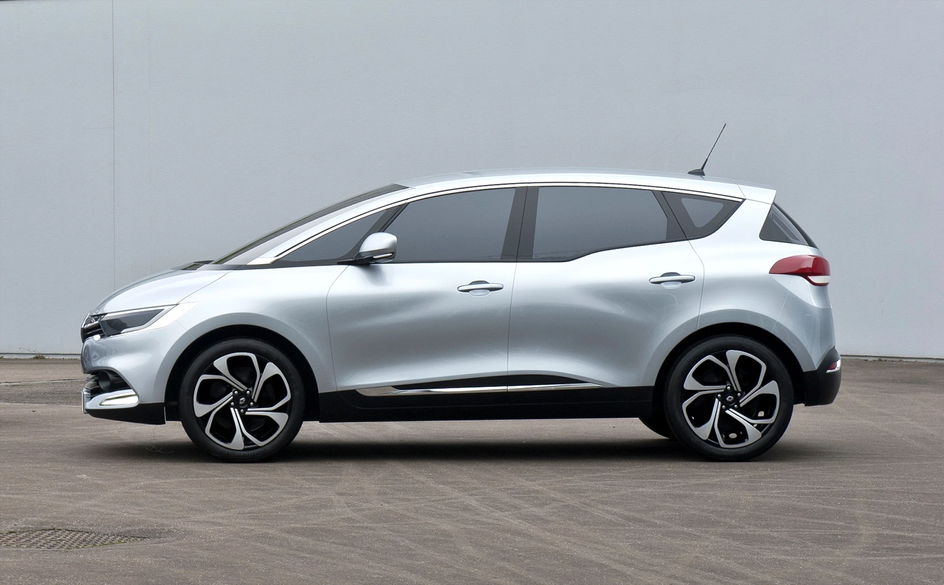 Scenic IV full scale side