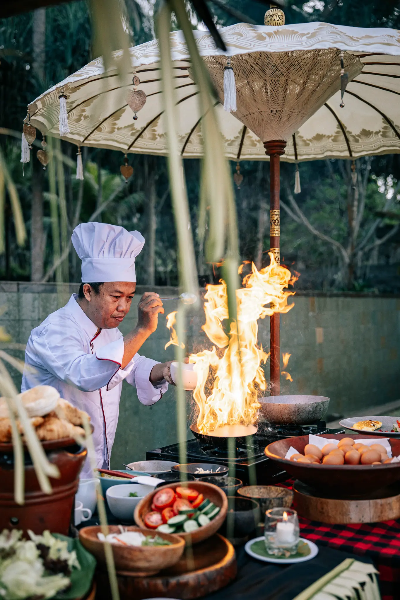 Live-Cooking-Show mit flambierter Speise – Küchenchef im Kelapa Retreat & Spa Resort auf Bali