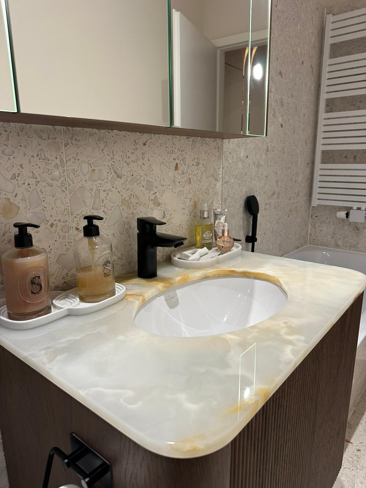 Exklusiver Badezimmer Waschtisch aus seltenem Onyx Naturstein