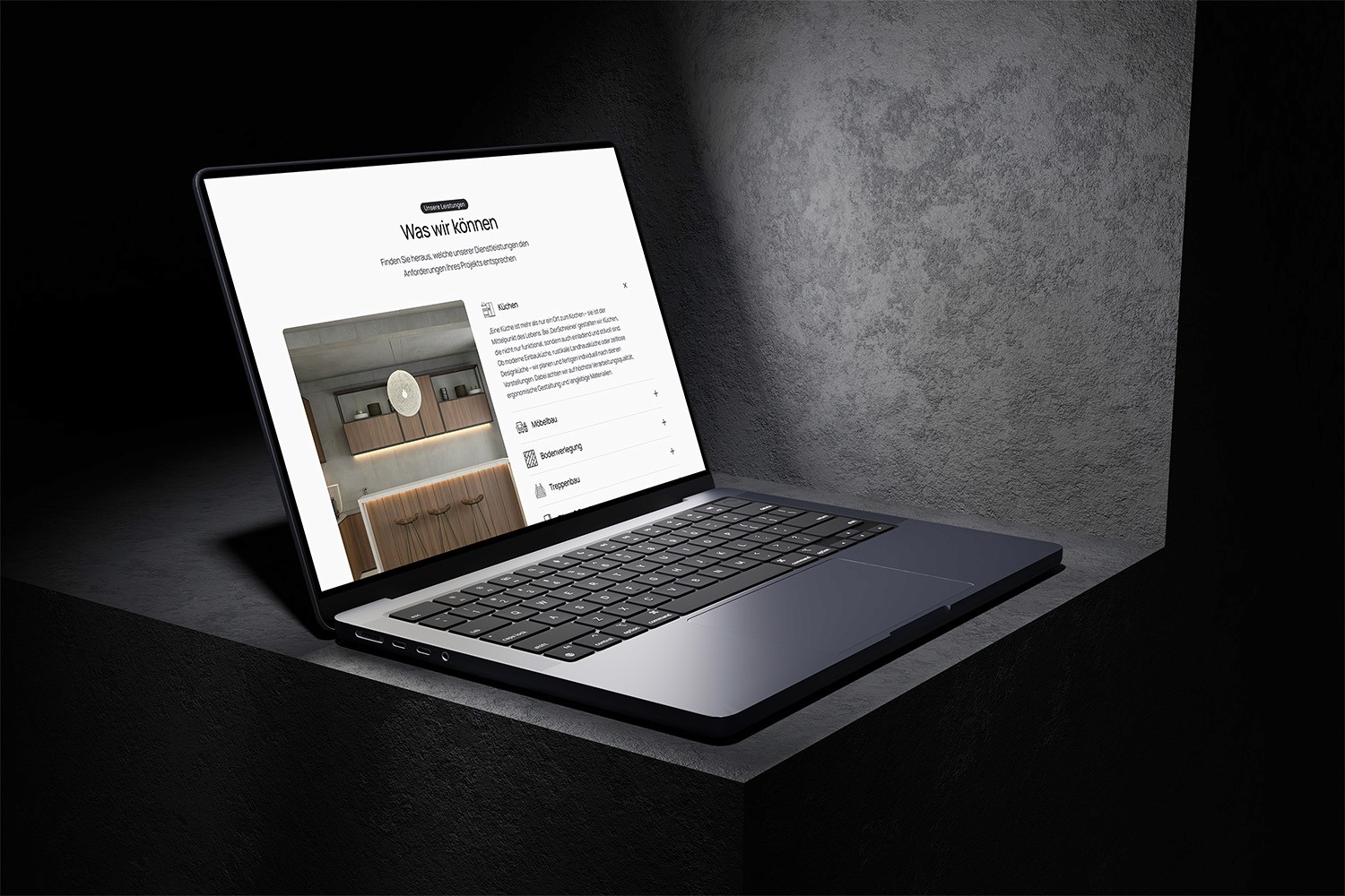 Mockup eines Smartphones mit einer geöffneten Website, aus der der Bildschirminhalt wie ein Papierstreifen herausfließt. Darstellung der Website ‚DerSchreiner‘ auf einem iPhone, modernes 3D-Design mit Betonfläche und dunklem Hintergrund.