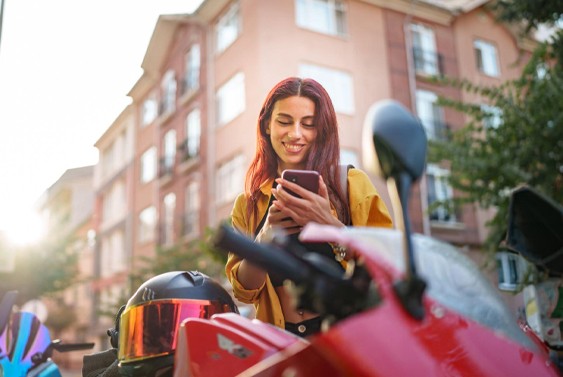 women texting technician