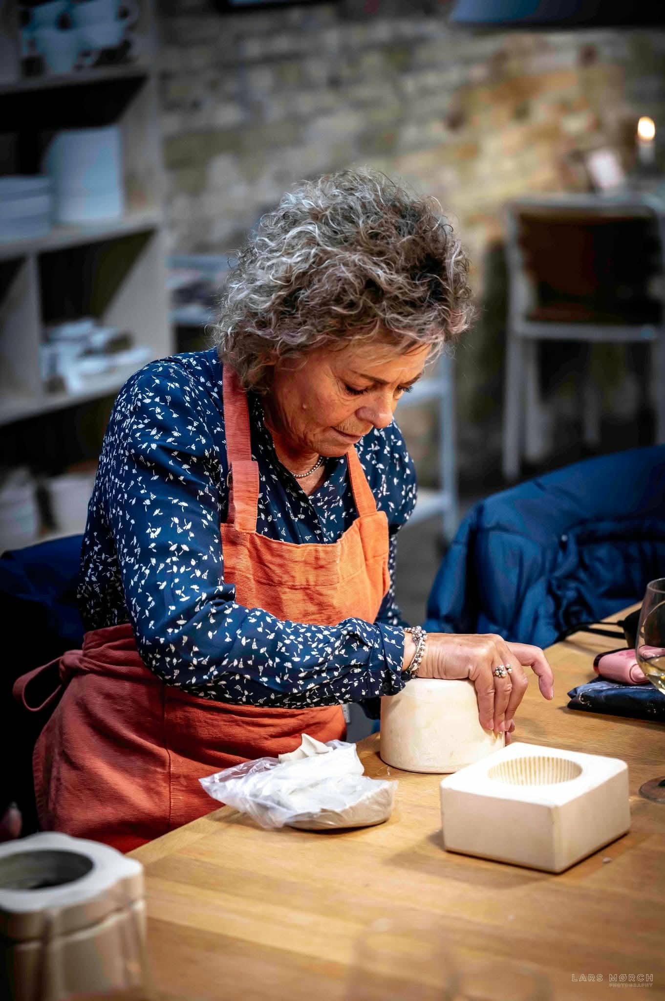 moulding a cup using a casting form