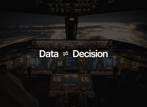 Cockpit de avião em voo noturno, com múltiplos ecrãs de navegação e painéis de instrumentos iluminados. Sobreposto ao centro da imagem, a expressão "Data ≠ Decision" em letras brancas, ilustrando a distância entre ter informação e tomar decisões fundamentadas no e-commerce de farmácia.