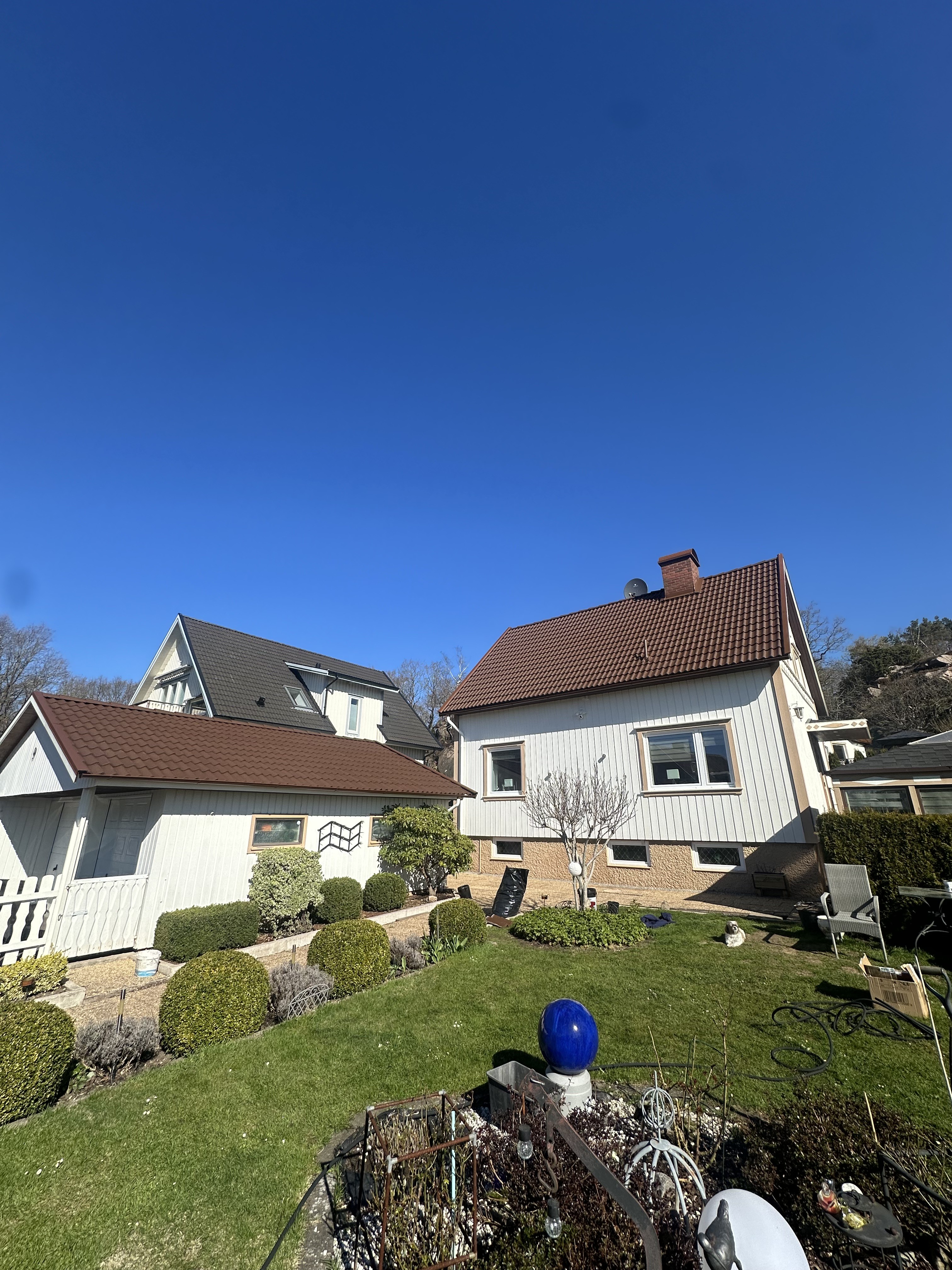 Samma hus med nymålat tak i kulören Mocka, takmålning av Ezytak, Göteborg