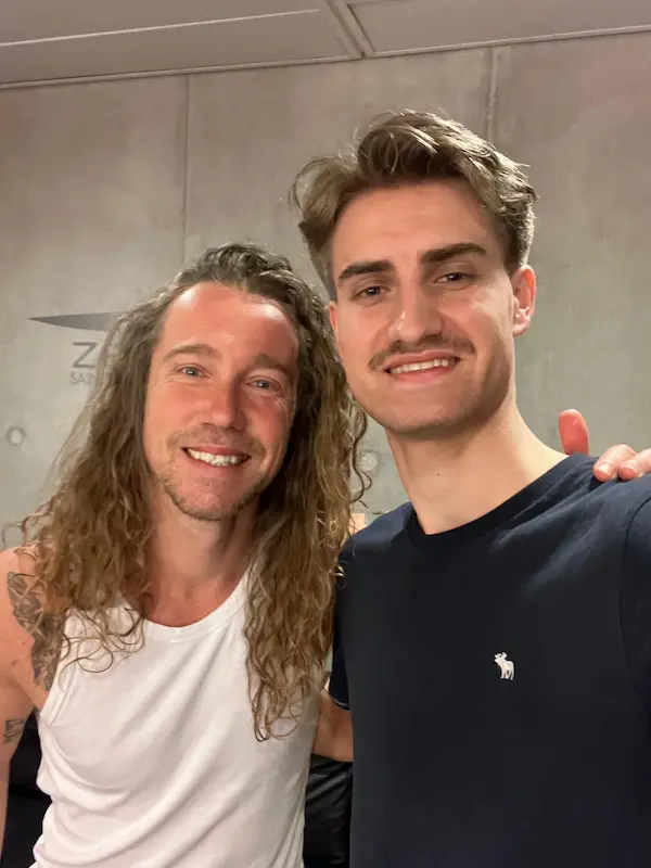 Corentin Raedisch ostéopathe à Saint-Etienne en séance avec Julien Doré en loge avant son concert