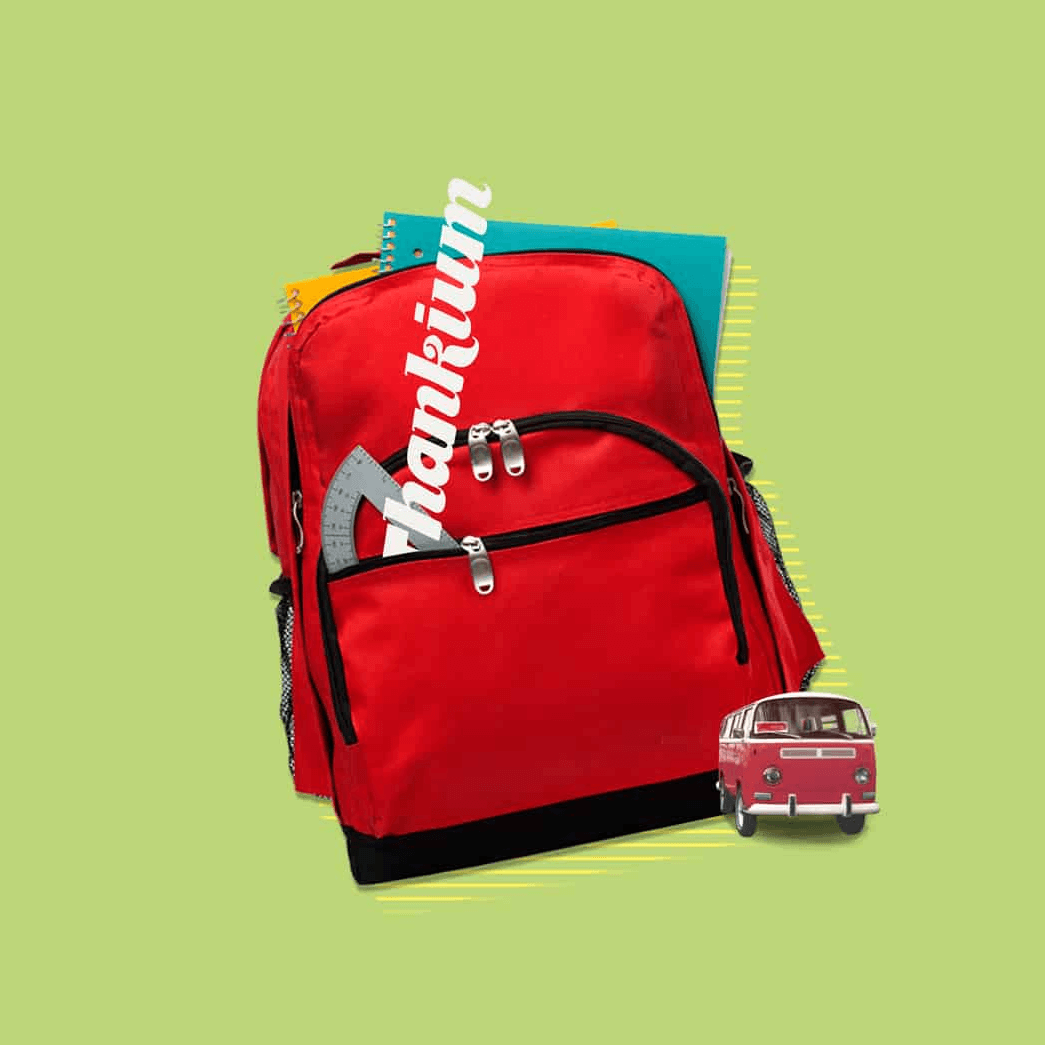 Mochila roja con útiles escolares y figura de furgoneta sobre fondo verde.
