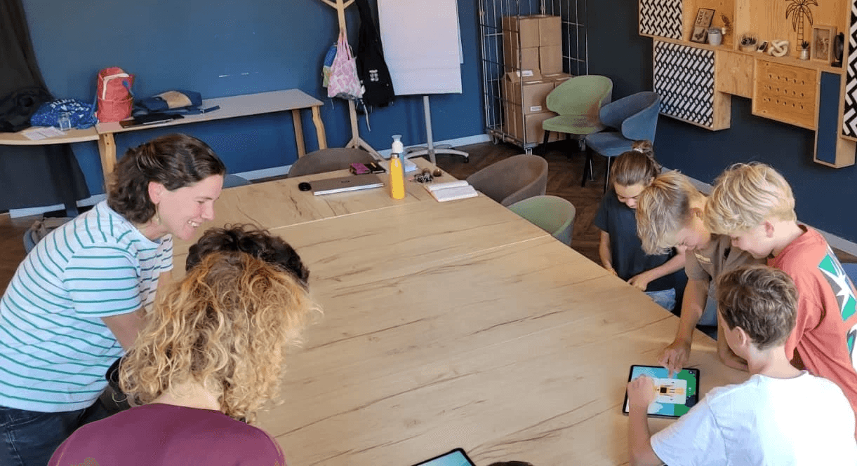 Een leerling test de boekenapp.