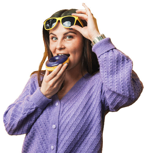 femme qui croque dans un donut