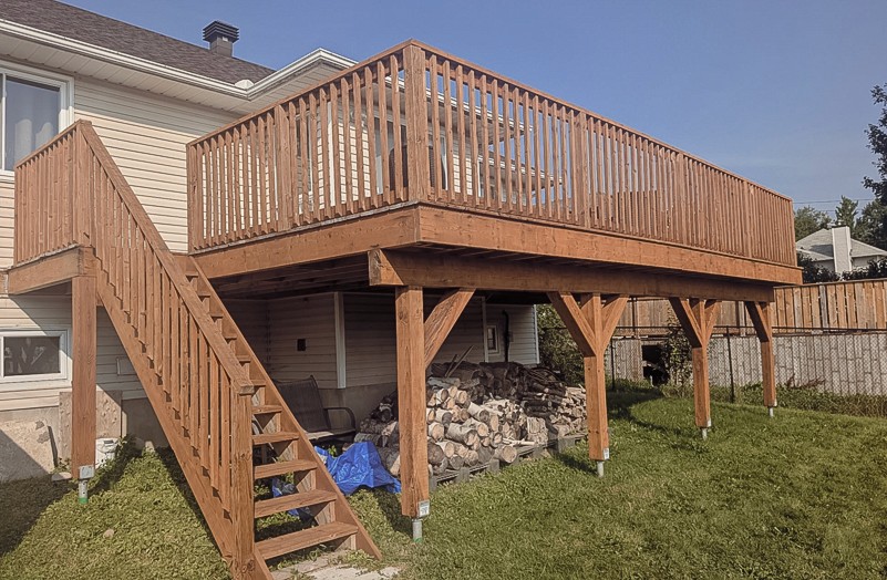Newly built custom wood deck in Ottawa residential backyard