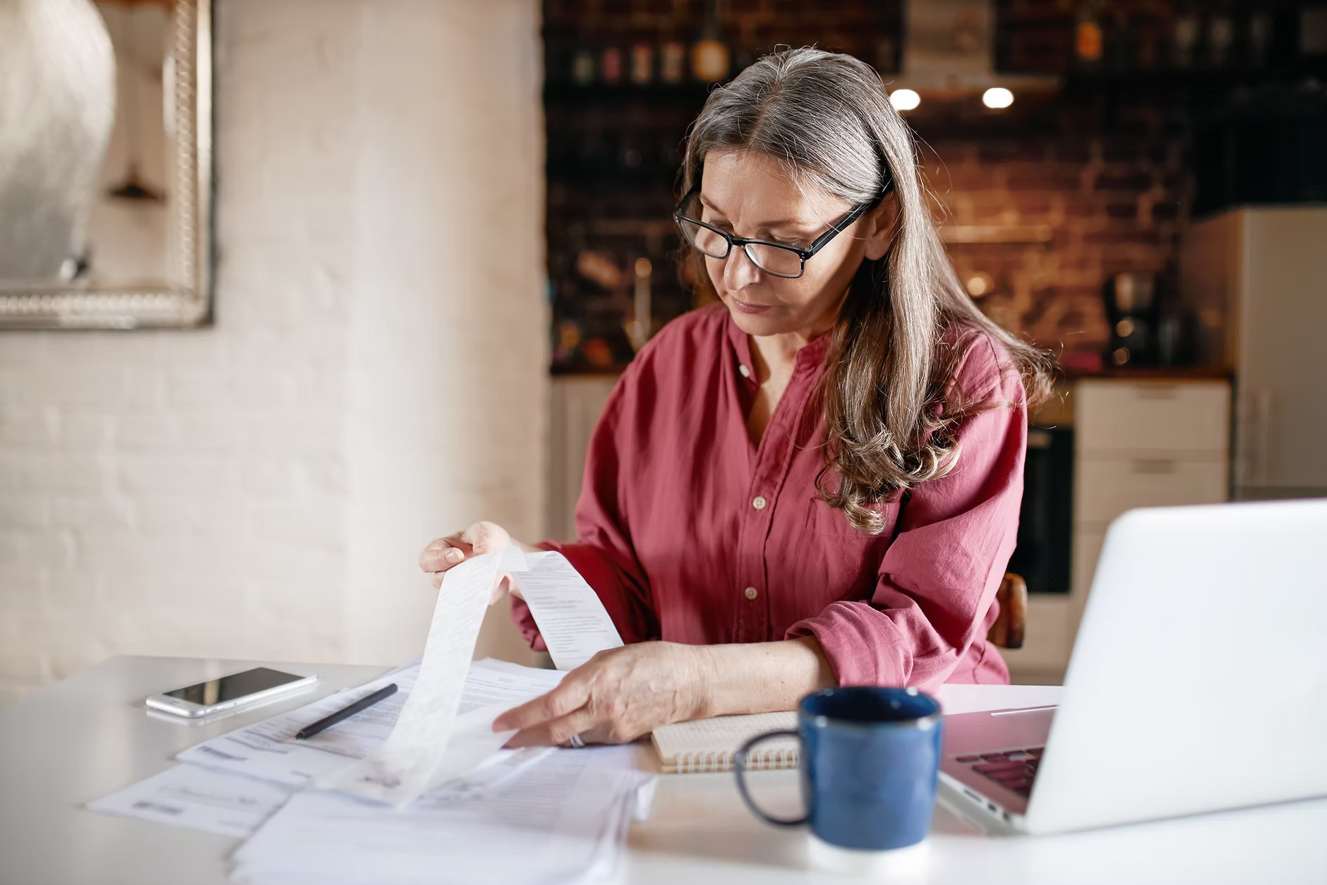 woman avoids risks of not invoicing clients by using a software to send invoices on time